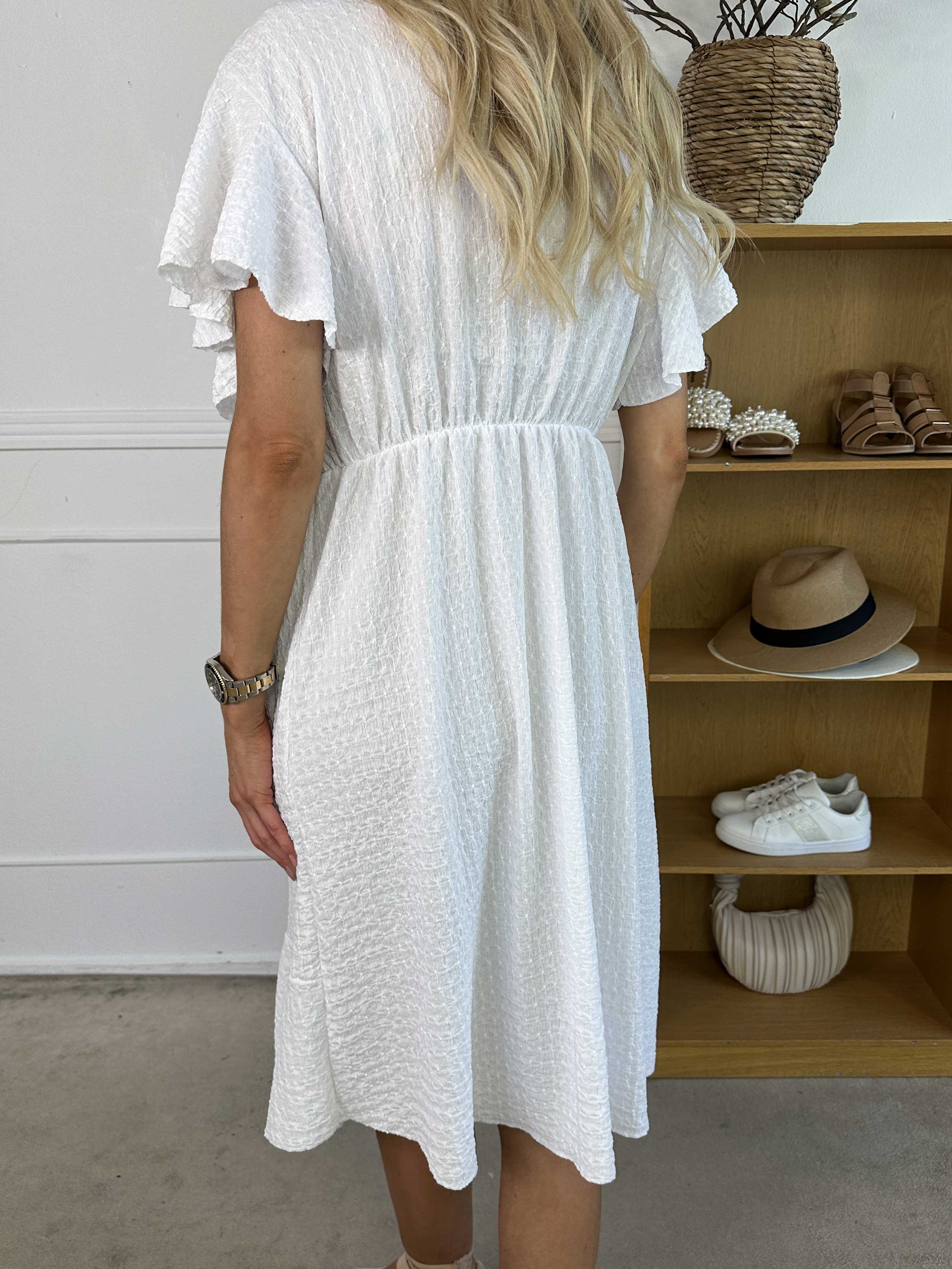 Eliana - Söt omlottklänning med volanger